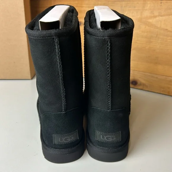 NIB Women’s UGG Classic Short II Black Shearling Sheepskin Boots - Picture 5 of 6